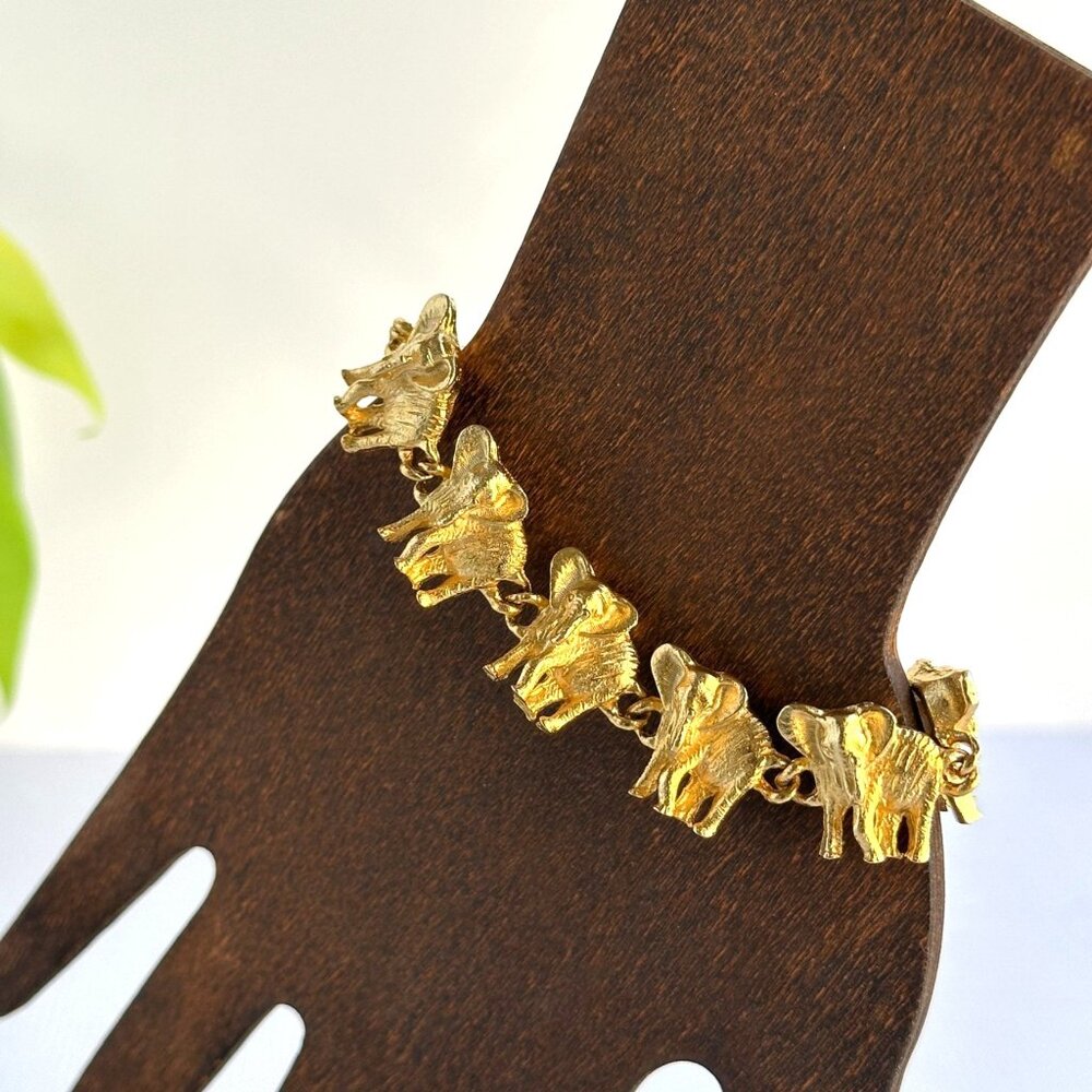 Vintage Elephant Bracelet, Gold Tone Link, Textured Finish, 7 Inch Safari Jewely - Picture 2 of 10